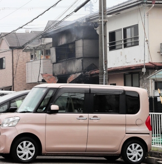 火災で全焼した長屋＝２０日、午後兵庫県尼崎市瓦宮１