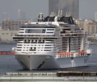 入港するクルーズ船「ＭＳＣベリッシマ」＝３０日午後、神戸港