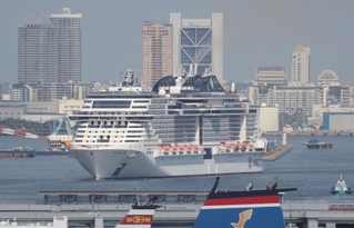 入港するクルーズ船「ＭＳＣベリッシマ」＝３０日午後、神戸港