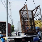 現場から撤去される、トラックから落下した鉄製のラック（右端）＝１１日午前１０時１５分、神戸市中央区港島９