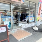 車が突っ込み、窓ガラスが破損したコンビニ＝１７日午後０時８分、姫路市南畝