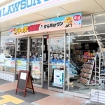 車が突っ込み、窓ガラスが破損したコンビニ＝１７日午後０時３分、姫路市南畝