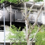 火災が発生し、黒く焼けた２階のベランダ＝神戸市灘区大石東町３