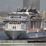 入港するクルーズ船「ＭＳＣベリッシマ」＝３０日午後、神戸港