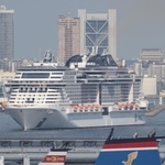 入港するクルーズ船「ＭＳＣベリッシマ」＝３０日午後、神戸港