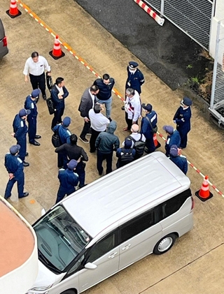 クルーズ船から落ちたフランス人とみられる男性（中央上）＝神戸港（読者提供）