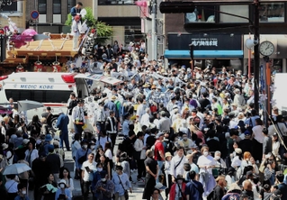 だんじりの事故が起きたパレード会場＝４日午後２時７分、神戸市東灘区岡本１