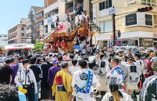 だんじりによる事故があった現場＝４日午後２時３分、神戸市東灘区岡本１