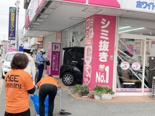 車が突っ込んだクリーニング店＝高砂市神爪１（読者提供）