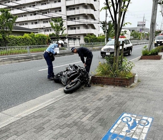 自転車と衝突したとみられるバイク。いずれも運転していた２０代ぐらいの男女が死亡した＝１９日午前８時２５分、伊丹市南町２（読者提供）
