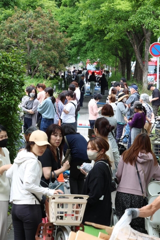 火災があったマンション付近。多くの住民が避難し、騒然とした＝２０日午後１時１０分、神戸市東灘区向洋町中５