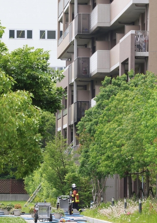 火災があったマンションの火元付近＝２０日午後１時１６分、神戸市東灘区向洋町中５