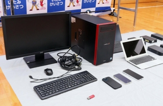 性的姿態等撮影事件に関する証拠品＝伊丹市千僧１、伊丹署