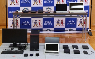 性的姿態等撮影事件に関する証拠品＝伊丹市千僧１、伊丹署
