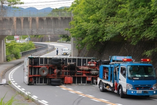 軽乗用車との事故で横転したトラック＝２９日午前９時９分、丹波篠山市西古佐