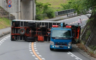 軽乗用車との事故で横転したトラック＝２９日午前９時２１分、丹波篠山市西古佐