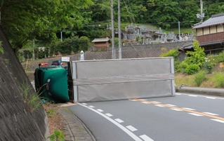 軽乗用車との事故で横転したトラック＝２９日午前９時１１分、丹波篠山市西古佐分、丹波篠山市西古佐