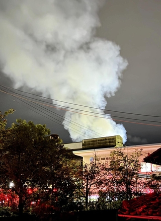 消火活動中に白煙が立ちこめた工場＝２８日午後９時４６分、姫路市飾磨区細江