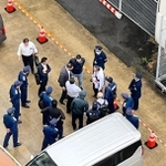 クルーズ船から落ちたフランス人とみられる男性（中央上）＝神戸港（読者提供）