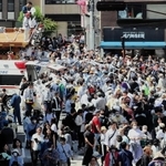 だんじりの事故が起きたパレード会場＝４日午後２時７分、神戸市東灘区岡本１