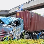 事故の影響で前方が大きくへこんだトレーラー＝２１日午前９時２５分、神戸市須磨区離宮西町２（画像の一部を加工しています）