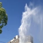 消火栓から空高く吹き出す水＝２１日午後３時１２分、神戸市長田区山下町４