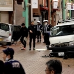 神戸元町商店街で衝突した軽ワゴン車（左）とワゴン車＝１３日午後１１時４５分、神戸市中央区元町通３