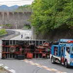 軽乗用車との事故で横転したトラック＝２９日午前９時９分、丹波篠山市西古佐
