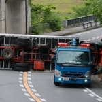 軽乗用車との事故で横転したトラック＝２９日午前９時２１分、丹波篠山市西古佐