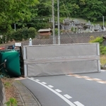 軽乗用車との事故で横転したトラック＝２９日午前９時１１分、丹波篠山市西古佐分、丹波篠山市西古佐