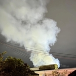 消火活動中に白煙が立ちこめた工場＝２８日午後９時４６分、姫路市飾磨区細江