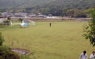 相生学院高校のグラウンドに緊急着陸したヘリコプター＝１１日午前８時３９分、相生市野瀬