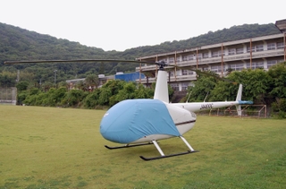 相生学院高校のグラウンドに緊急着陸したヘリコプター＝１１日午前８時４０分、相生市野瀬
