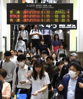 朝からダイヤが乱れ、疲れた表情で駅に降り立つ利用客ら＝１２日午前９時１０分、神戸市中央区のＪＲ神戸駅（撮影・吉田敦史）