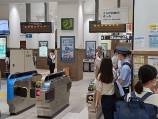 「運転見合わせ中」の表示となり、駅員に運行状況を尋ねる乗客ら＝ＪＲ神戸駅
