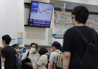 人身事故で運転見合わせがあったＪＲ神戸線の神戸駅＝１９日午前８時１６分、神戸市中央区