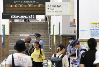 人身事故で運転見合わせがあったＪＲ神戸線の神戸駅＝１９日午前８時１８分、神戸市中央区