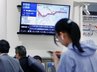 人身事故で運転見合わせがあったＪＲ神戸線の神戸駅＝１９日午前８時１５分、神戸市中央区