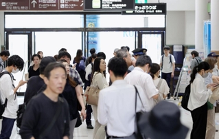 人身事故で運転見合わせがあったＪＲ神戸線の神戸駅＝１９日午前８時１３分、神戸市中央区