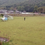 相生学院高校のグラウンドに緊急着陸したヘリコプター＝１１日午前８時３９分、相生市野瀬