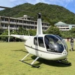 相生学院高校のグラウンドに緊急着陸したヘリコプター＝１０日午後４時ごろ、相生市野瀬（同校提供）