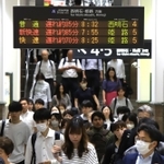 朝からダイヤが乱れ、疲れた表情で駅に降り立つ利用客ら＝１２日午前９時１０分、神戸市中央区のＪＲ神戸駅（撮影・吉田敦史）