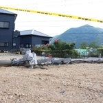 根元から折れて倒れた電柱＝市川町西川辺