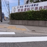 西宮署前の横断歩道上に書かれた六芒星と郵便マークを組み合わせたような記号＝西宮市津田町