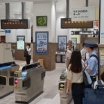 「運転見合わせ中」の表示となり、駅員に運行状況を尋ねる乗客ら＝ＪＲ神戸駅