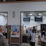 「運転見合わせ中」が表示されたＪＲ神戸駅の改札＝神戸市中央区