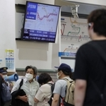 人身事故で運転見合わせがあったＪＲ神戸線の神戸駅＝１９日午前８時１６分、神戸市中央区