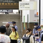 人身事故で運転見合わせがあったＪＲ神戸線の神戸駅＝１９日午前８時１８分、神戸市中央区