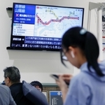 人身事故で運転見合わせがあったＪＲ神戸線の神戸駅＝１９日午前８時１５分、神戸市中央区