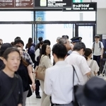 人身事故で運転見合わせがあったＪＲ神戸線の神戸駅＝１９日午前８時１３分、神戸市中央区